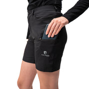 Kurze Wanderhose Damen von Alpin Loacker, schwarze Shorts mit Logo, Smartphone in der rechten Reißverschlusstasche, ideal für Outdoor-Aktivitäten, reißfest und wasserabweisend.