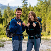 Zwei Personen mit dem Alpin Loacker 35-Liter Wanderrucksack auf einem Waldpfad, ideal für Outdoor-Abenteuer mit ergonomischem Design und nachhaltigem Material.