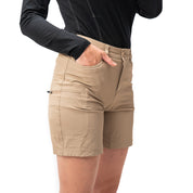 Kurze Wanderhose Damen mit Reißverschlusstasche, getragen mit schwarzem Langarmshirt. Ideal für Outdoor-Aktivitäten dank reißfestem, wasserabweisendem Material und atmungsaktiver, kühlender Funktion.