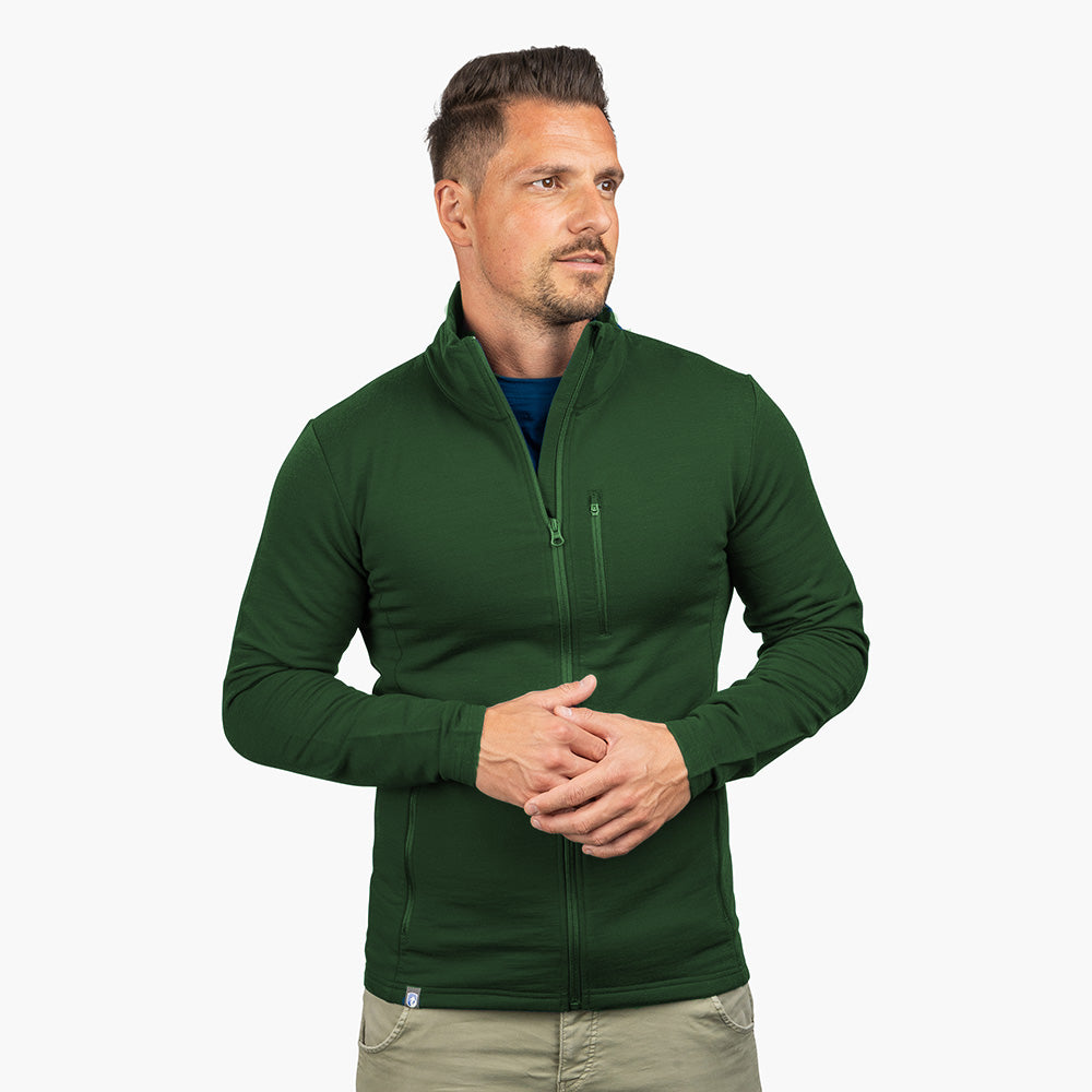 Mann trägt Merino Jacke Herren 270 g/m² mit Reißverschluss, Brusttasche und Seitentaschen, ideal für Outdoor-Abenteuer und Alltag, aus Merinowolle-Mix für Komfort und Funktionalität.