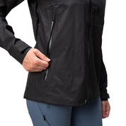 Nahaufnahme einer Person, die eine 3 Lagen Damen Hardshell Regenjacke trägt, mit wetterfester, versiegelter Reißverschlusstasche, ideal für Outdoor-Aktivitäten bei jedem Wetter.