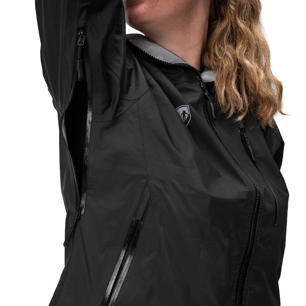 Person trägt 3 Lagen Damen Hardshell Regenjacke mit getapten Reißverschlüssen und Belüftungsschlitzen, ideal für Outdoor-Aktivitäten bei jedem Wetter.