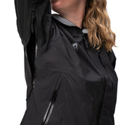 Person trägt 3 Lagen Damen Hardshell Regenjacke mit getapten Reißverschlüssen und Belüftungsschlitzen, ideal für Outdoor-Aktivitäten bei jedem Wetter.