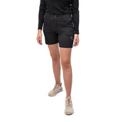 Person trägt Kurze Wanderhose Damen: schwarze, mittellange Shorts mit Stretch, Knopf-Zip-Verschluss und Logo links. Kombiniert mit schwarzem Langarmshirt und beigen Sneakers. Ideal für Outdoor-Aktivitäten.