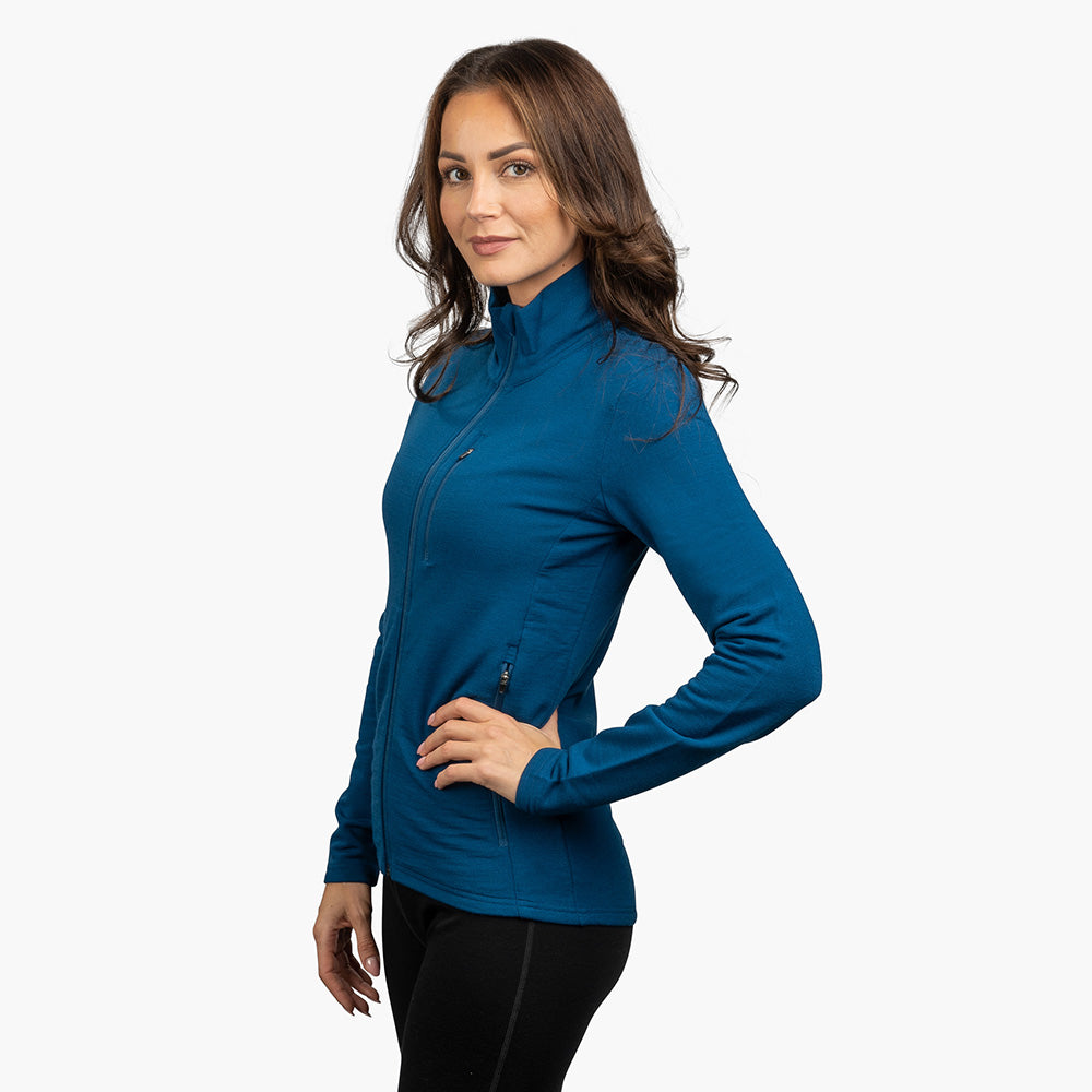 Frau trägt die Merino Jacke Damen 270 g/m², figurbetont, mit Reißverschlüssen, ideal für Outdoor-Abenteuer, aus 70% Merinowolle.