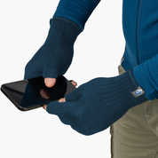 Hände tragen Merino Handschuhe Damen & Herren, Classic und fingerlos, beim Smartphone-Tippen, zeigen Funktionalität der umklappbaren Fingerabdeckung für Geschicklichkeit und Wärme.