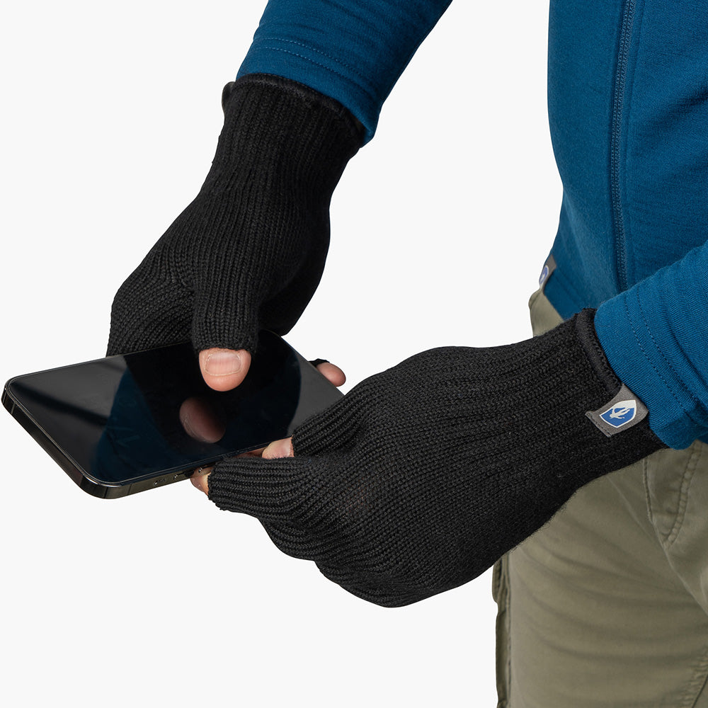 Person hält Smartphone, trägt fingerlose Merino Handschuhe Damen & Herren von Alpin Loacker, ideal für Outdoor-Aktivitäten, bietet Wärme und Geschicklichkeit.