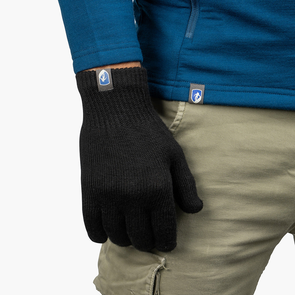 Merino Handschuhe Damen & Herren, Classic: Schwarzer, rib-knit Handschuh auf Hand, aqua-blauer Ärmel, olive-grüne Cargo-Hose; ideal für Outdoor-Abenteuer und urbanen Alltag.
