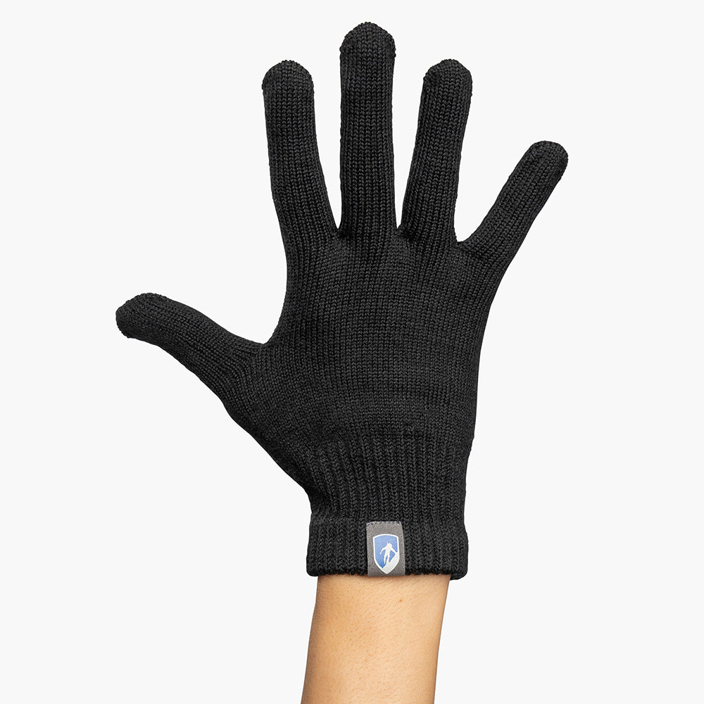 Ein schwarzer, gestrickter Merino-Handschuh wird getragen. Perfekt für Outdoor-Aktivitäten. Verfügbar in klassischer und fingerloser Variante.