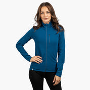 Frau trägt Merino Jacke Damen 270 g/m² mit Reißverschlusstaschen, ideal für Outdoor-Aktivitäten, aus Merinowolle, Bambus-Viskose und Spandex für Komfort und Flexibilität.