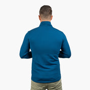 Rückansicht einer Person in der Merino Jacke Herren 270 g/m², langärmelig, mit Mock-Neck, ideal für Outdoor-Aktivitäten und Alltag, aus Merinowolle-Mix.