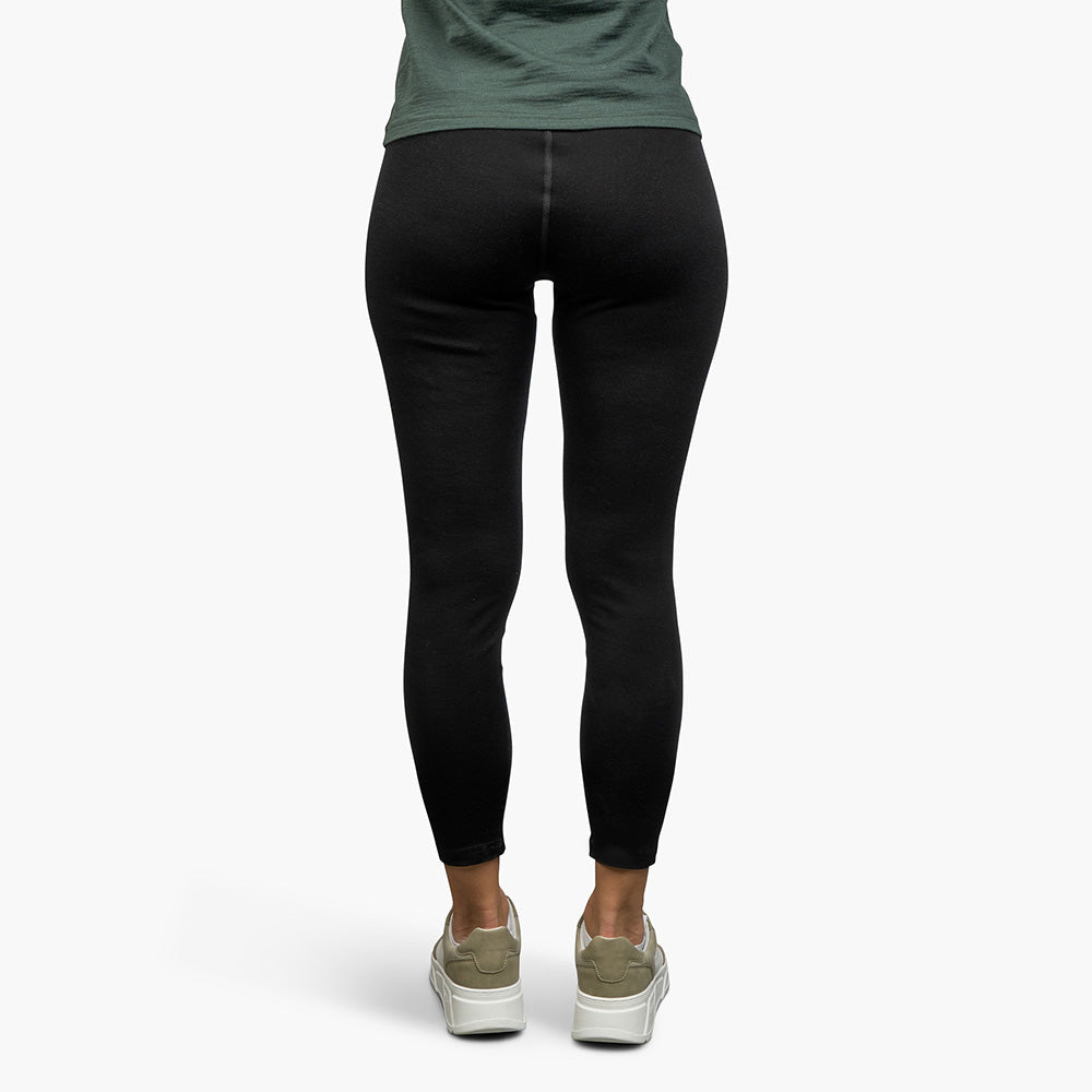 m2, getragen unter dunklem T-Shirt, betont Komfort und Funktionalität für Outdoor-Abenteuer.
