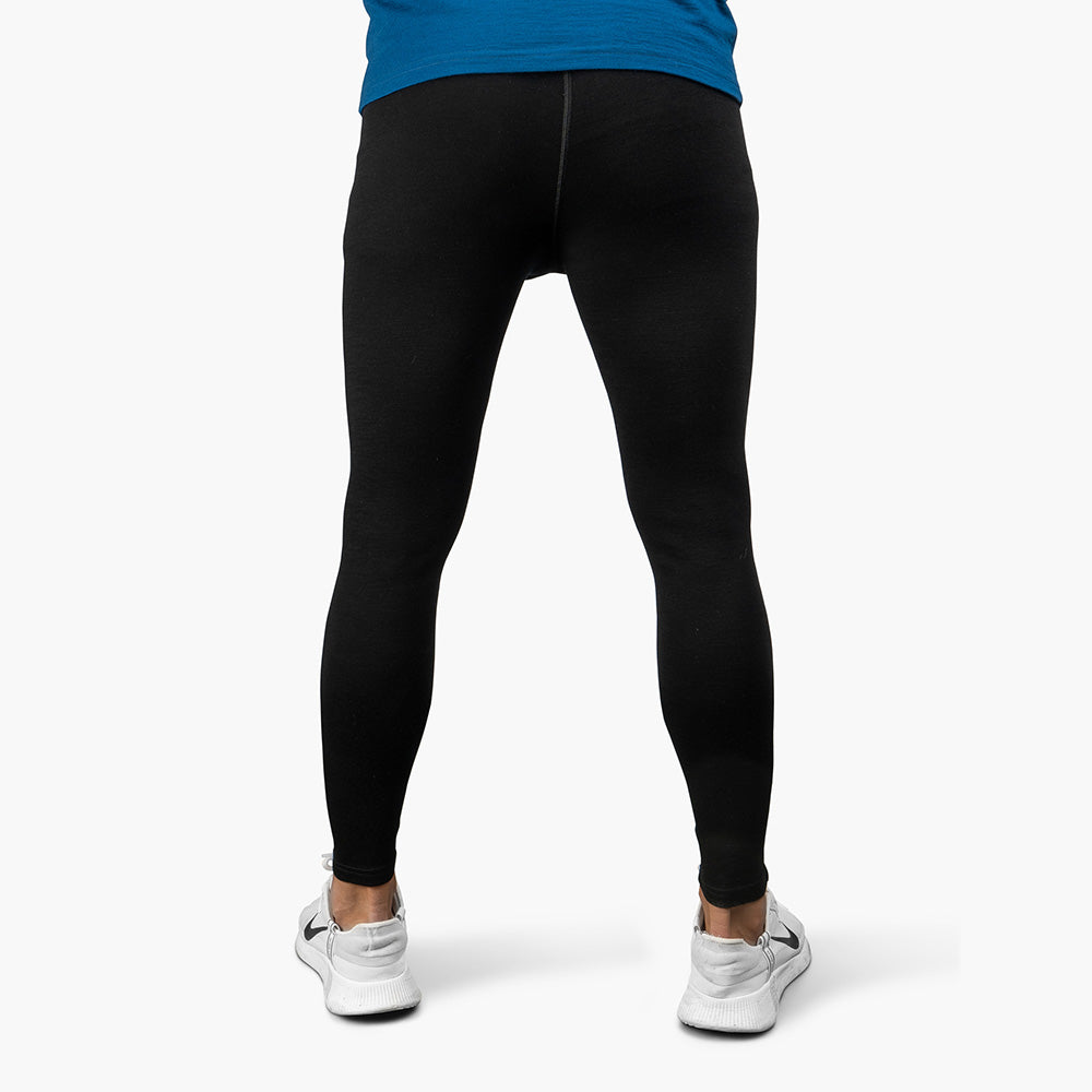 m2 und weißen Sneakers, ideal für Outdoor-Aktivitäten dank Merinowolle-Komfort und Atmungsaktivität.