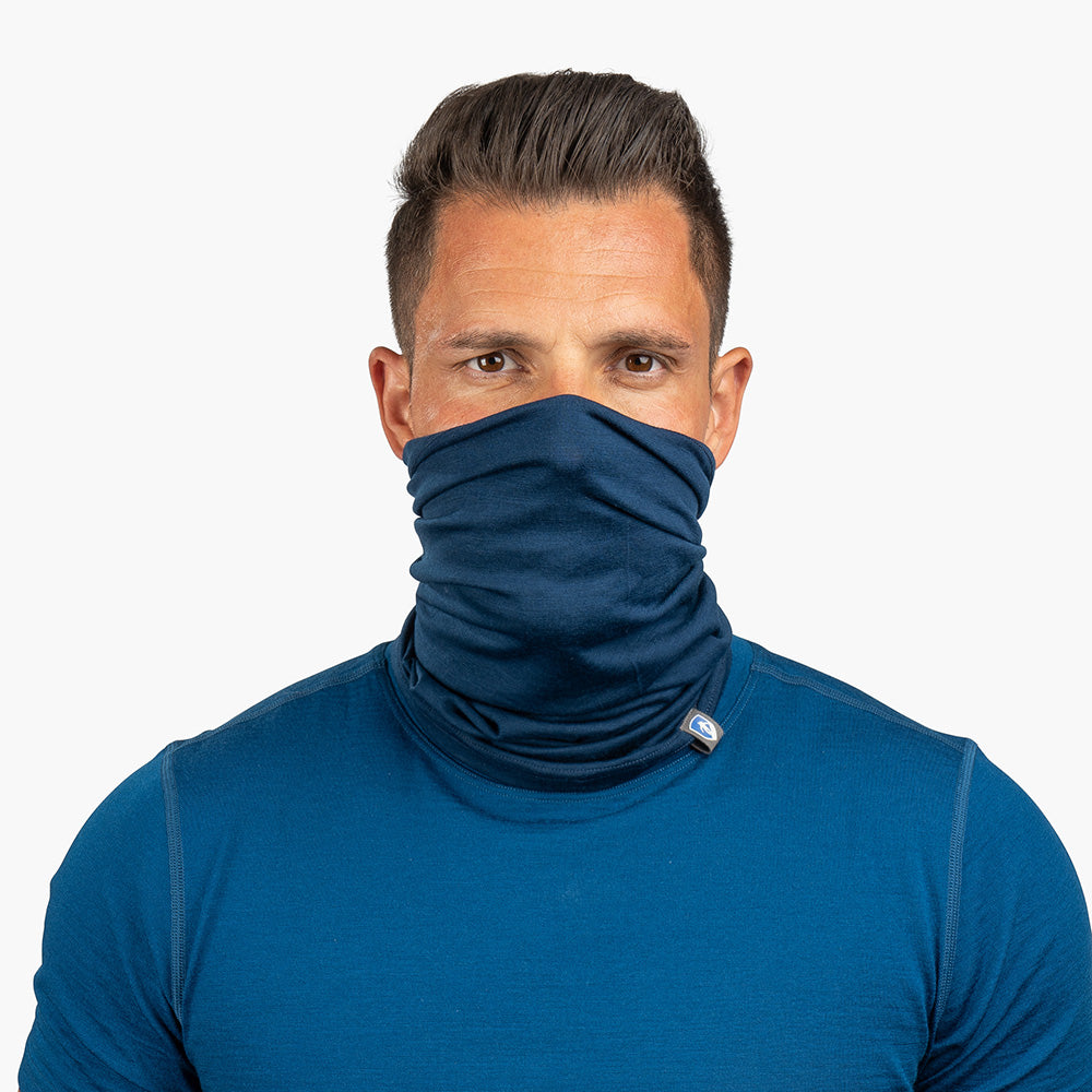 Person trägt das Alpin Loacker Merino Halstuch Herren & Damen, ein atmungsaktives, leichtes Schlauchtuch aus Merinowolle, ideal für Outdoor-Aktivitäten bei kühleren Bedingungen.