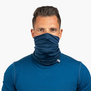 Person trägt das Alpin Loacker Merino Halstuch Herren & Damen, ein atmungsaktives, leichtes Schlauchtuch aus Merinowolle, ideal für Outdoor-Aktivitäten bei kühleren Bedingungen.