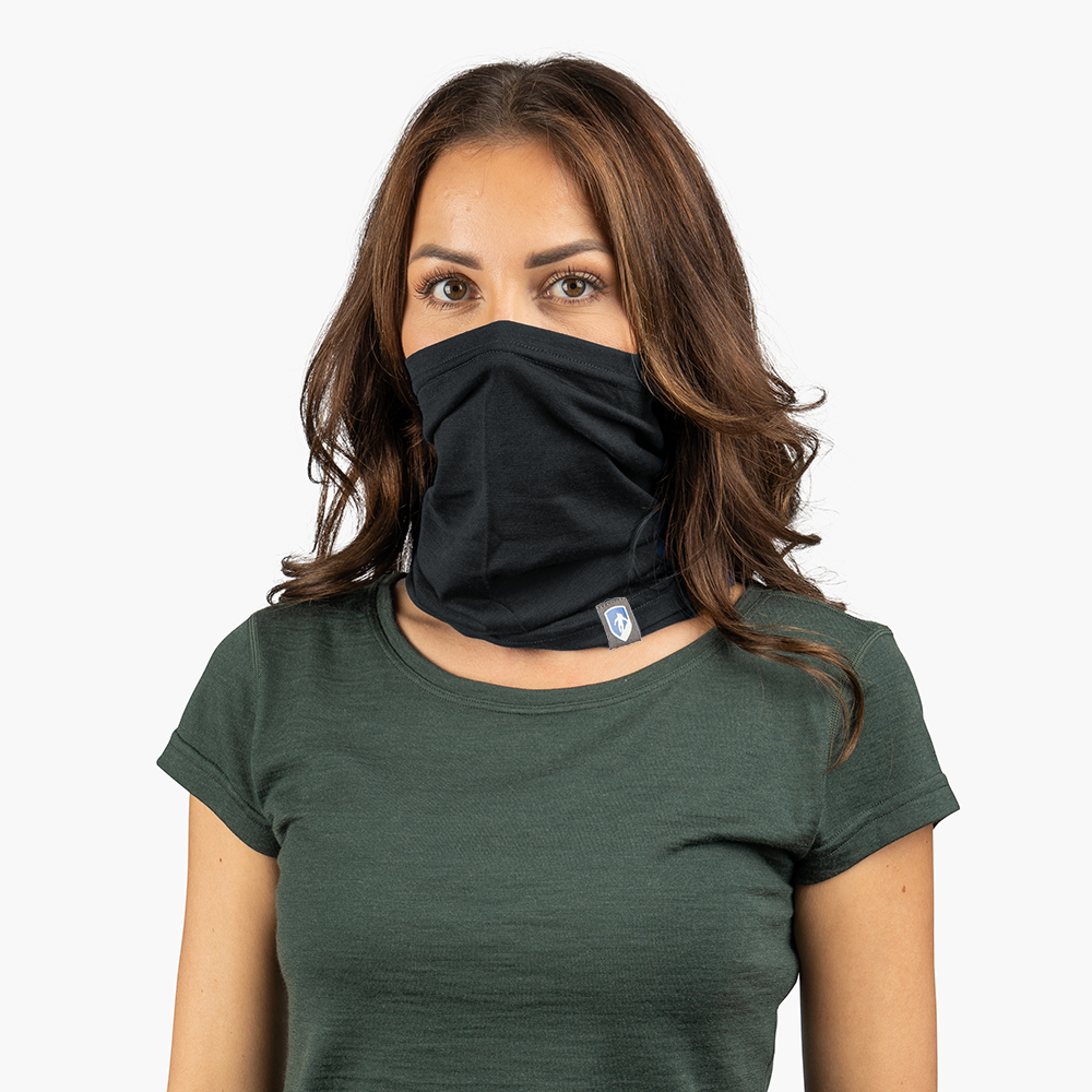 Frau trägt Merino Halstuch Herren & Damen von Alpin Loacker, ein multifunktionales, atmungsaktives Schlauchtuch aus Merinowolle, perfekt für Outdoor-Aktivitäten bei kühlerem Wetter.