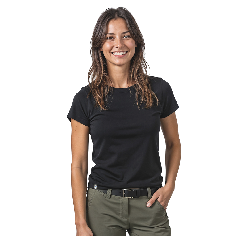 Frau trägt Merino Coolmax T-Shirt Damen 150 g/m2, ideal für Outdoor-Aktivitäten. Kombiniert Merinowolle mit Coolmax für Komfort, Geruchsneutralität und schnelles Trocknen.