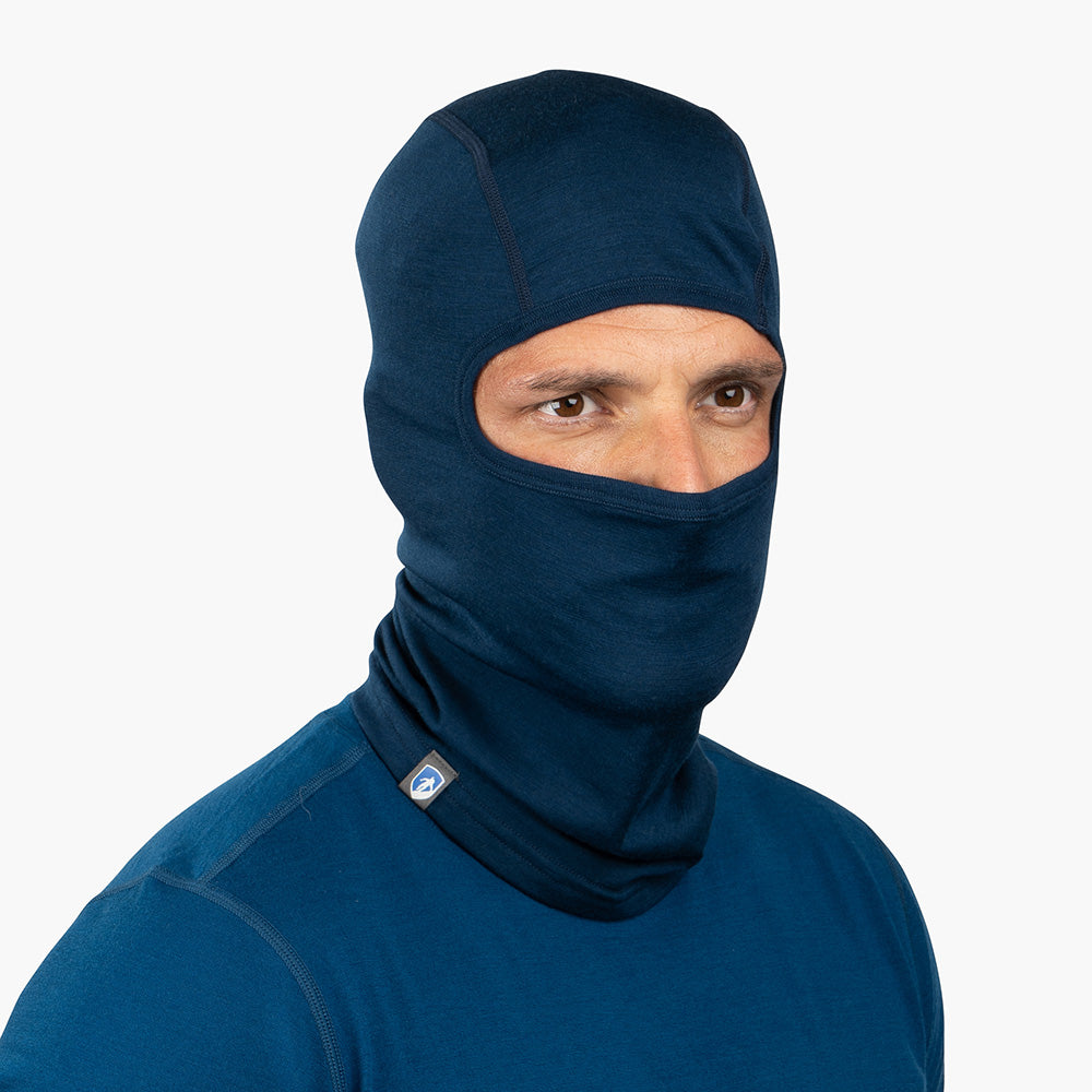 Person trägt eine Merino Sturmhaube und Skimaske Herren & Damen, die Kopf und Gesicht isoliert, ideal für Outdoor-Aktivitäten, mit ergonomischer Passform und feiner Merinowolle.