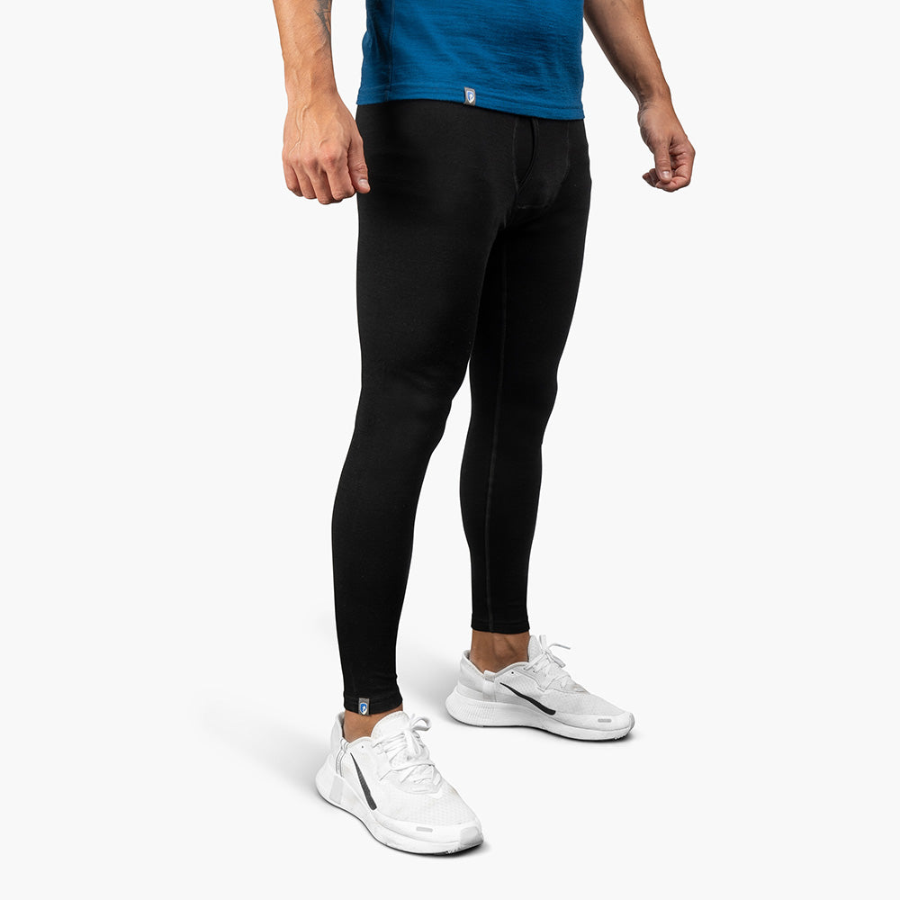 m² und weiße Sneakers, betont durch blauen Shirtansatz, ideal für Outdoor-Abenteuer dank Komfort und Funktionalität.