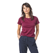 Frau trägt Merino Coolmax T-Shirt Damen 150 g/m2, ideal für Outdoor-Aktivitäten, kombiniert Merinowolle mit Coolmax für Komfort und Funktion.