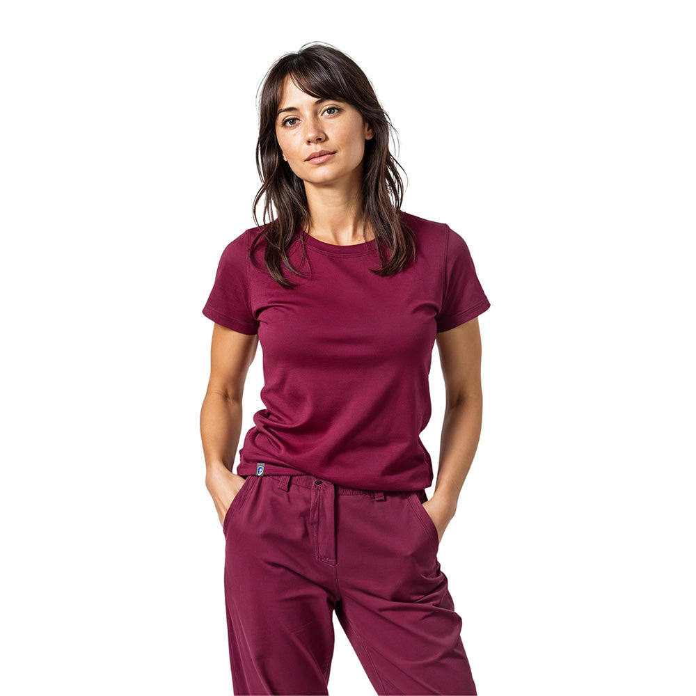 Frau trägt Merino T-Shirt Damen 150g/m2, kombiniert mit passenden Hose, ideal für Outdoor-Aktivitäten.