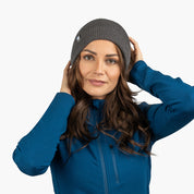 Junge Frau trägt Merino Mütze Herren & Damen Strick 230g/m2, ideal für Outdoor-Aktivitäten, aus 100% Merinowolle, temperaturregulierend und geruchsneutral.