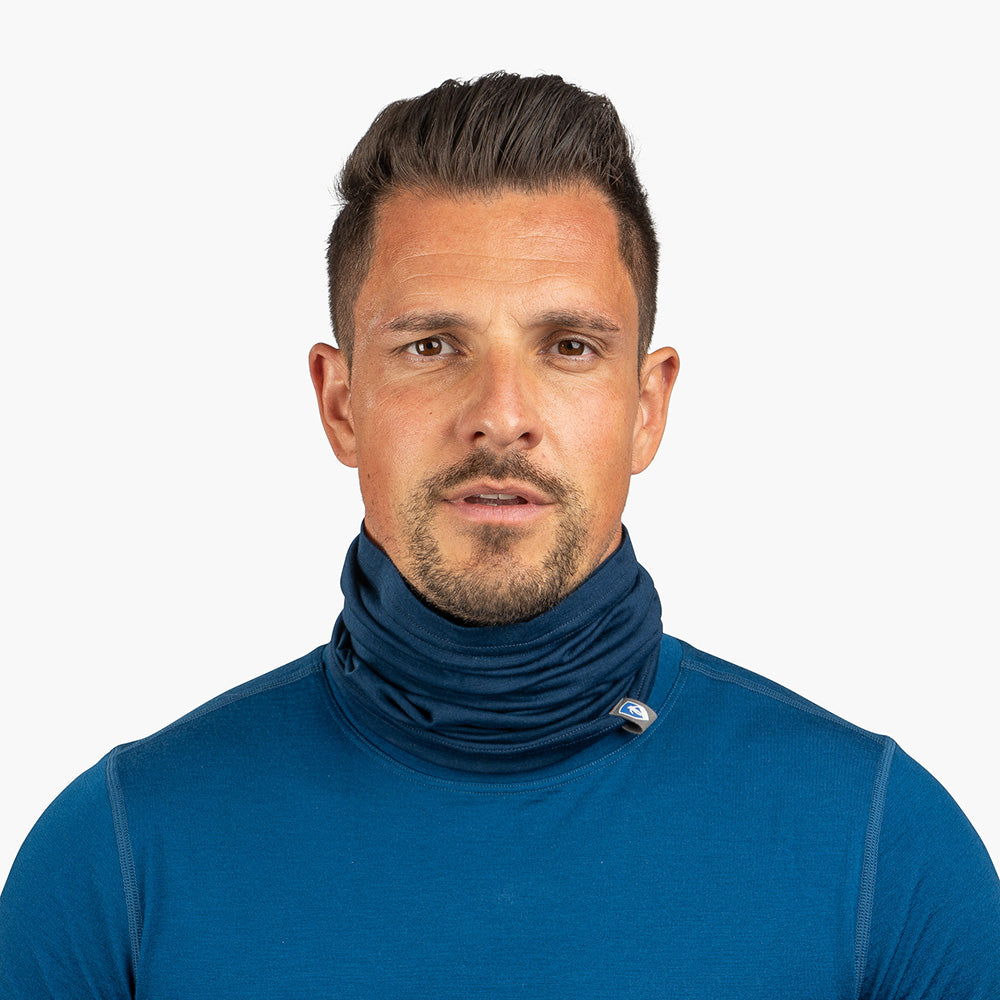 Mann trägt Merino Halstuch Herren & Damen in Blau, geeignet für Outdoor-Aktivitäten. Schlauchschal aus 18.5 Mikron Merinowolle, atmungsaktiv, elastisch, für kühle Bedingungen.