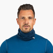 Mann trägt Merino Halstuch Herren & Damen in Blau, geeignet für Outdoor-Aktivitäten. Schlauchschal aus 18.5 Mikron Merinowolle, atmungsaktiv, elastisch, für kühle Bedingungen.