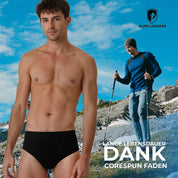 Merino Slip Herren 150 g/m2: Modell in schwarzen Briefs vor Bergkulisse, betont langlebige Corespun Merinowolle, ideal für Sport und Outdoor-Aktivitäten.