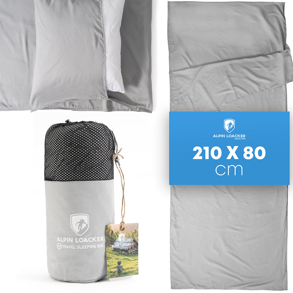 Reiseschlafsack und Hüttenschlafsack ultraleicht: grauer, rechteckiger Mikrofaserliner mit Kissentasche, im grauen Packsack mit Alpin Loacker Logo und Etikett.
