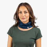 Junge Frau trägt ein Merino Halstuch Herren & Damen von Alpin Loacker, ein atmungsaktives, multifunktionales Schlauchtuch aus Merinowolle, ideal für Outdoor-Aktivitäten.