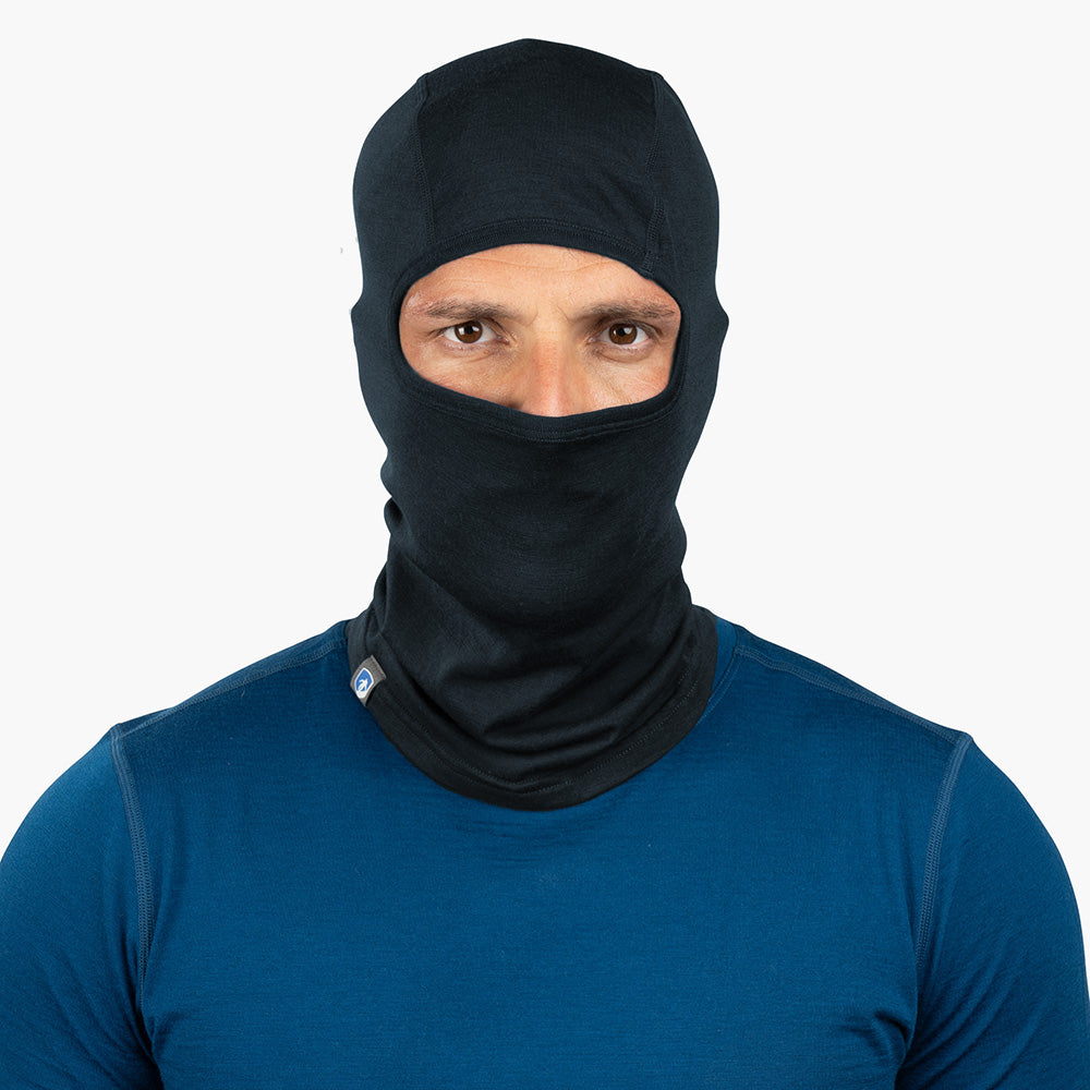 Person trägt Merino Sturmhaube und Skimaske Herren & Damen, die nur die Augen freilässt. Ergonomisch, ideal für Outdoor-Aktivitäten, bietet Wärme und Komfort.