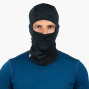 Person trägt Merino Sturmhaube und Skimaske Herren & Damen, die nur die Augen freilässt. Ergonomisch, ideal für Outdoor-Aktivitäten, bietet Wärme und Komfort.