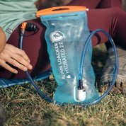 Alpin Loacker Trinkblase für Sommer + Winter auf Gras, mit Trinkschlauch und Beißventil, ideal für Outdoor-Aktivitäten wie Wandern und Trekking, ultraleicht und auslaufsicher.