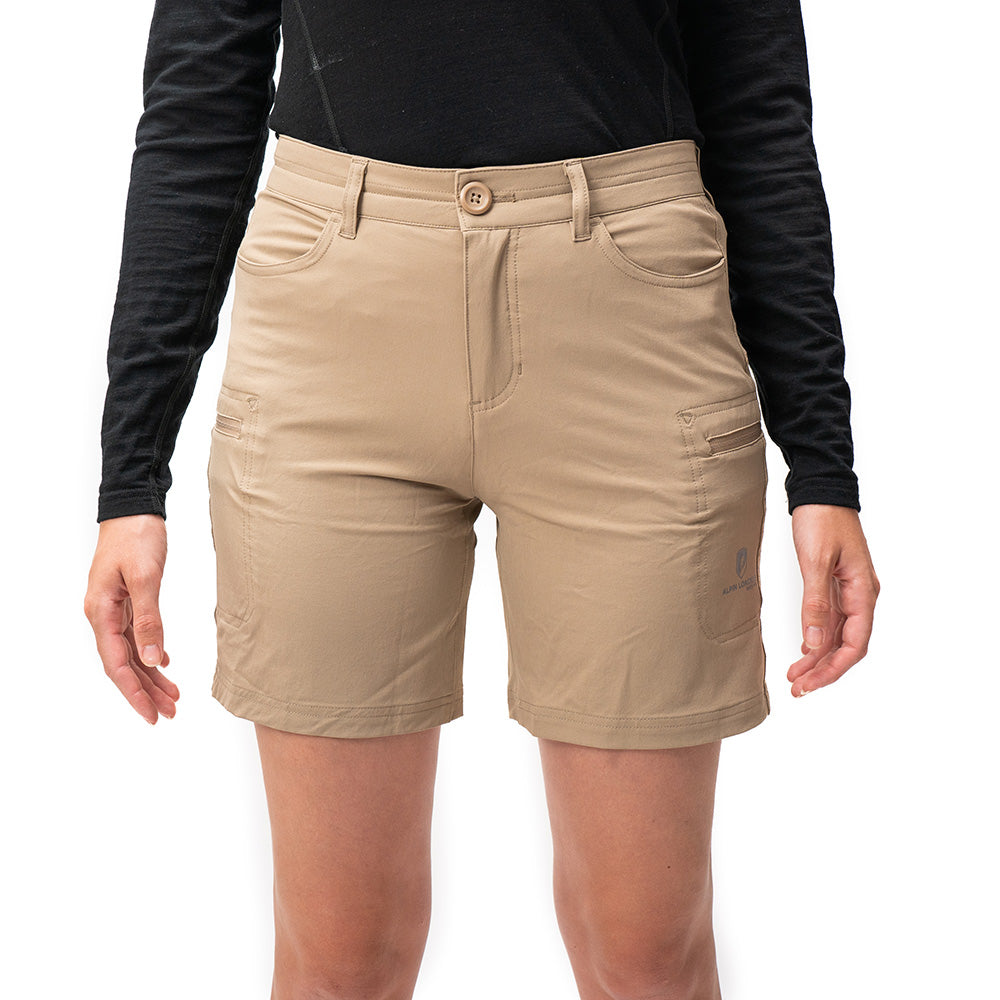 Kurze Wanderhose Damen mit seitlichen Cargo-Taschen und Gürtelschlaufen, ideal für Outdoor-Aktivitäten. Trägt reißfestes, wasserabweisendes Material für Komfort und Funktionalität.