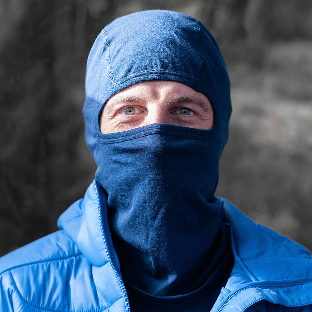 Person trägt Merino Sturmhaube und Skimaske Herren & Damen, die nur die Augen zeigt. Ideal für Outdoor-Aktivitäten dank ergonomischer Passform und Merinowolle, die Wärme und Komfort bietet.