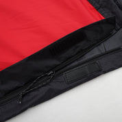 Nahaufnahme des Biwaksacks mit Membrane von Alpin Loacker, zeigt Reißverschluss und Klettverschluss auf robustem, recyceltem Nylon für optimalen Wetterschutz.