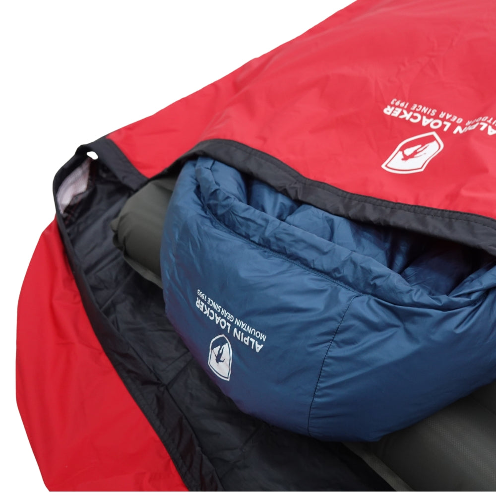 Biwaksack mit Membrane - NEU: Geöffneter roter Wetterschutz, zeigt blauen Isolierschlafsack mit Schlafunterlage, Branding Alpin Locker Mountain Gear. Ideal für Outdoor-Abenteuer.
