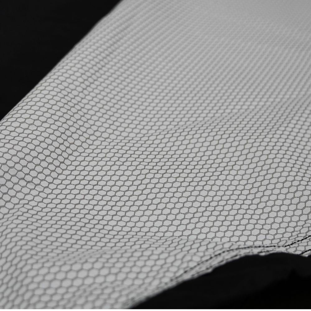 Biwaksack mit Membrane - NEU: Nahaufnahme eines strukturierten, wabenmuster-gewebten Ripstop-Nylons, das den strapazierfähigen, wasserfesten Stoff des Biwaksacks darstellt.
