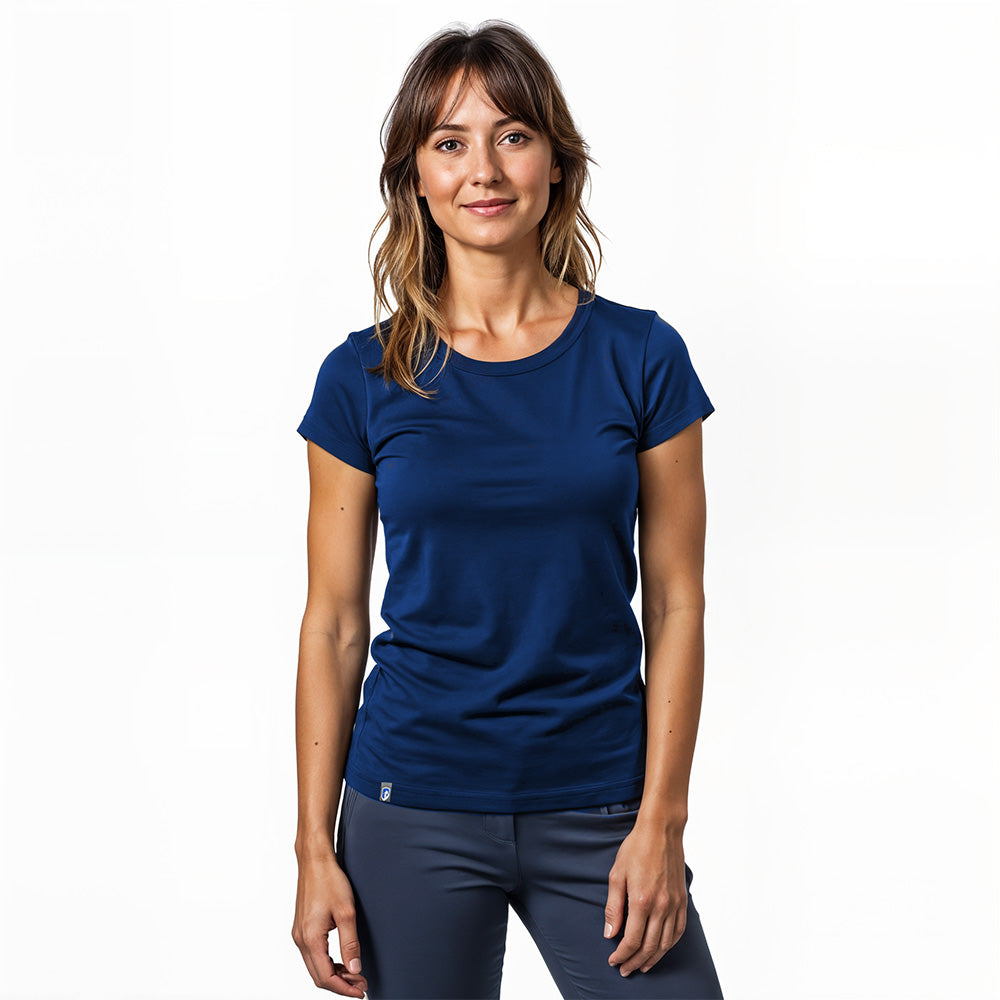 Junge Frau trägt das 100% Merino T-Shirt Damen 180g/m2 von Alpin Loacker, ideal für Outdoor-Aktivitäten und Alltag, aus nachhaltiger Merinowolle gefertigt.