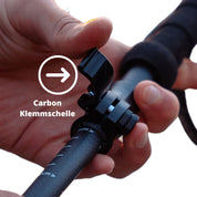 Ersatzteile Alpin Loacker Faltstöcke: Schwarze Carbon-Klemmschelle befestigt an Carbonrohr, ideal für Lenkstangen oder Sattelstützen, um Hebel oder Zubehör sicher zu montieren.