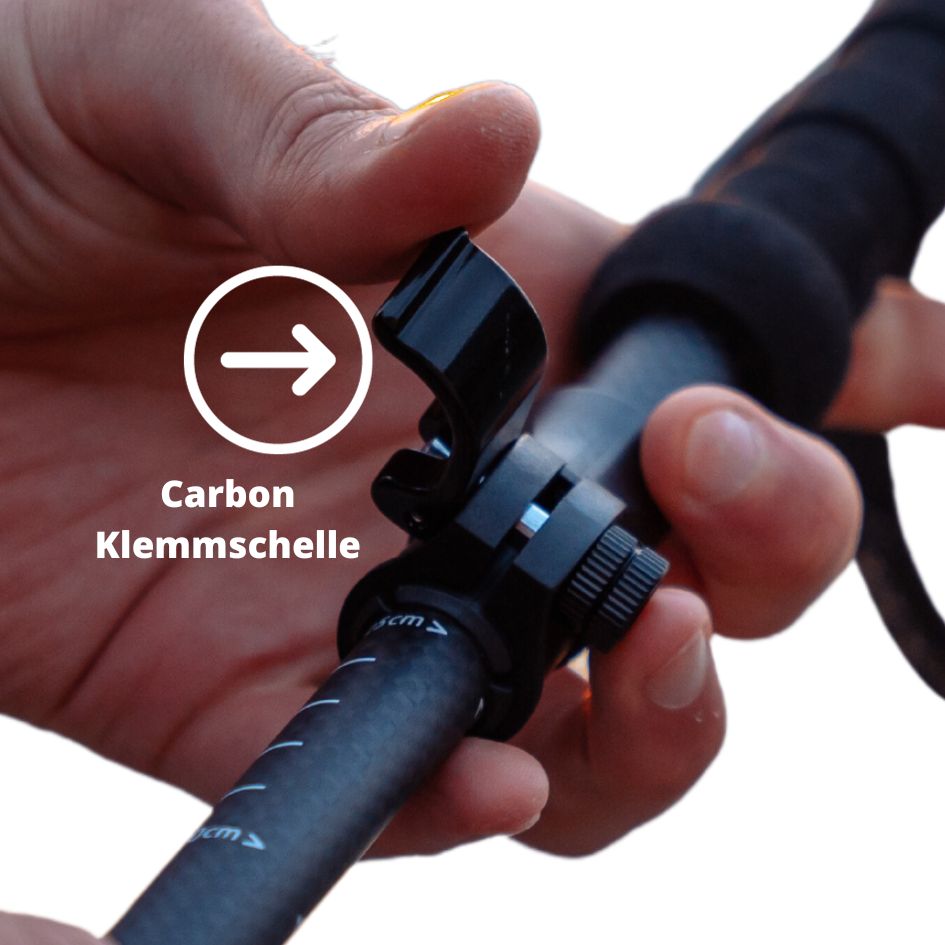 Ersatzteile Alpin Loacker Faltstöcke: Schwarze Carbon-Klemmschelle befestigt an Carbonrohr, ideal für Lenkstangen oder Sattelstützen, um Hebel oder Zubehör sicher zu montieren.