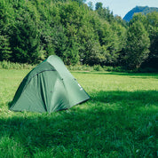 Cloud Pro Up 2 - 20D leichtes Zwei Mann Zelt im grünen Wiesencamp, umgeben von Bäumen und Bergen, ideal für Outdoor-Abenteuer und ultraleichtes Camping.