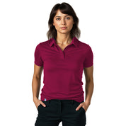 Frau trägt das Merino Poloshirt Damen von Alpin Loacker, ideal für Outdoor-Aktivitäten. Kurzärmelig, sportlich-elegant, aus atmungsaktiver Merinowolle.