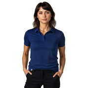 Person trägt Merino Poloshirt Damen, kurzärmelig, dunkelblau, kombiniert mit schwarzen Hosen. Ideal für Outdoor-Aktivitäten und Alltag, vereint Komfort mit sportlichem Design.