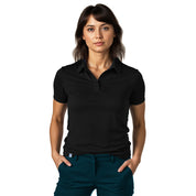 Junge Frau trägt Alpin Loacker Merino Poloshirt Damen, ideal für Outdoor und Alltag, kombiniert mit tealblauen Hosen. Perfekt für jedes Abenteuer.