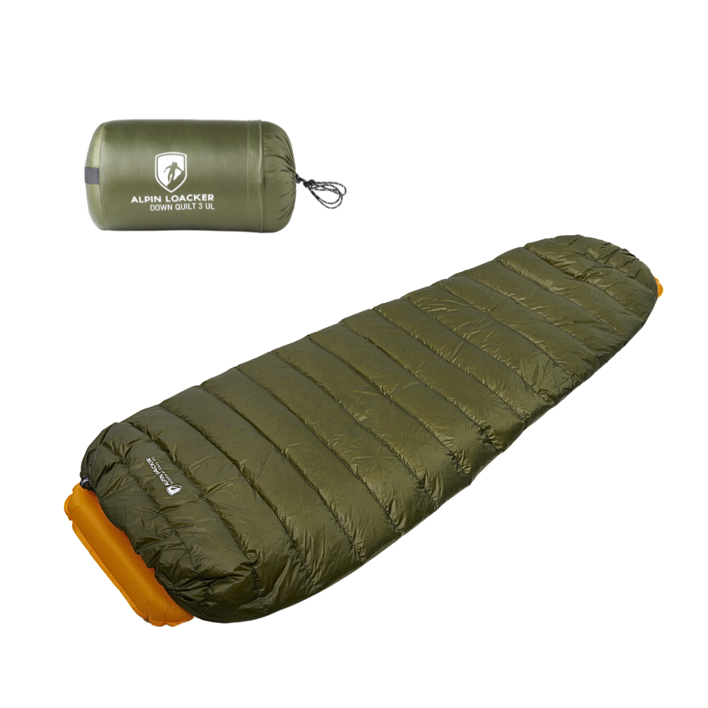 Leichter, olivgrüner UL Down Quilt 450g Schlafsack mit Kordelzug und Zipper, gefaltet in passendem Packsack, ideal für Outdoor-Abenteuer.