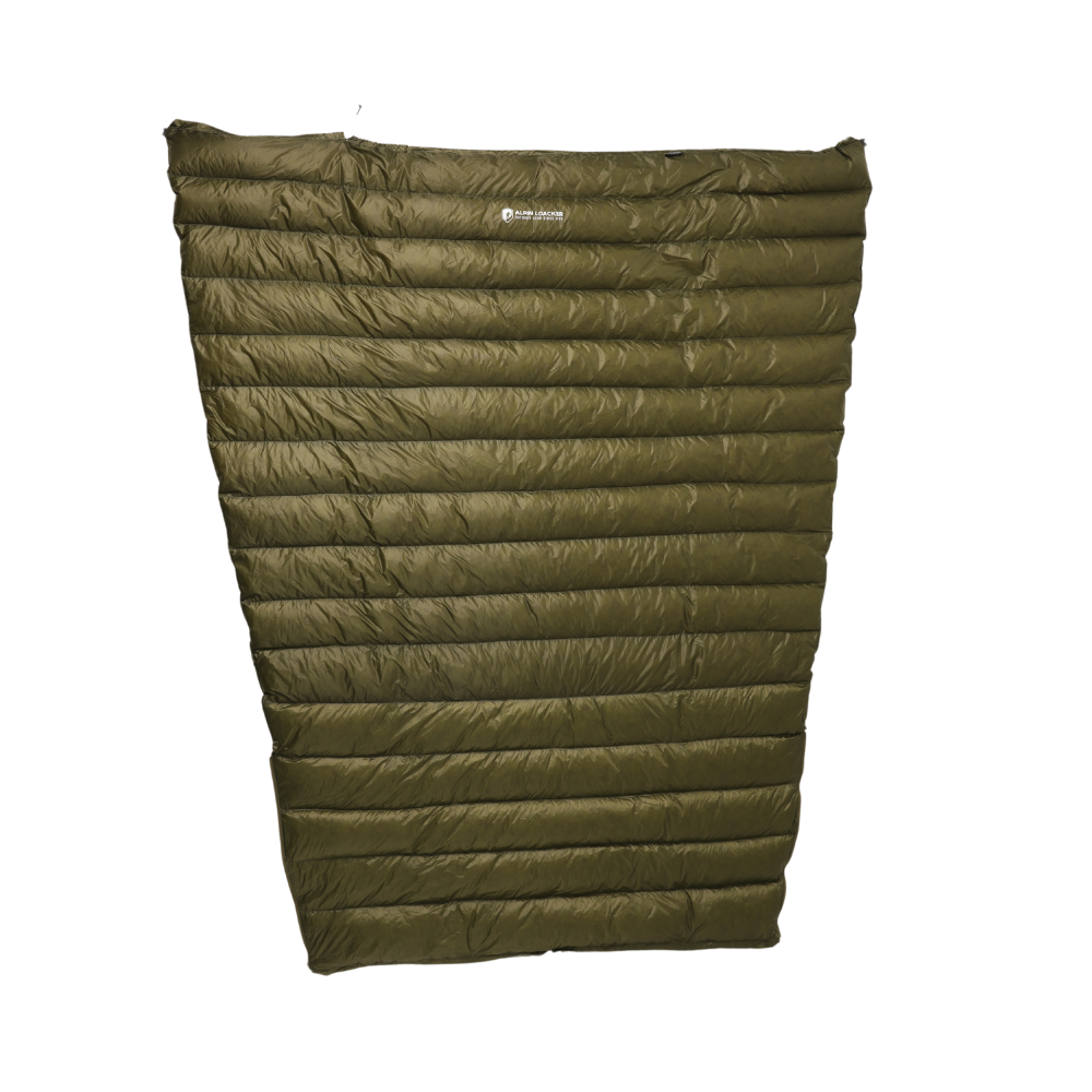 Ultraleichter, olivgrüner Down Quilt 450g, ideal für Outdoor-Abenteuer. Robustes, wasserabweisendes Recycling-Nylon, kompaktes Design, perfekte Isolierung bis 5°C.