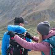 Zwei Wanderer, beide in Alpin Loacker Merino Handschuhe – Damen & Herren, Classic und fingerlos – unterwegs auf einem Bergpfad.