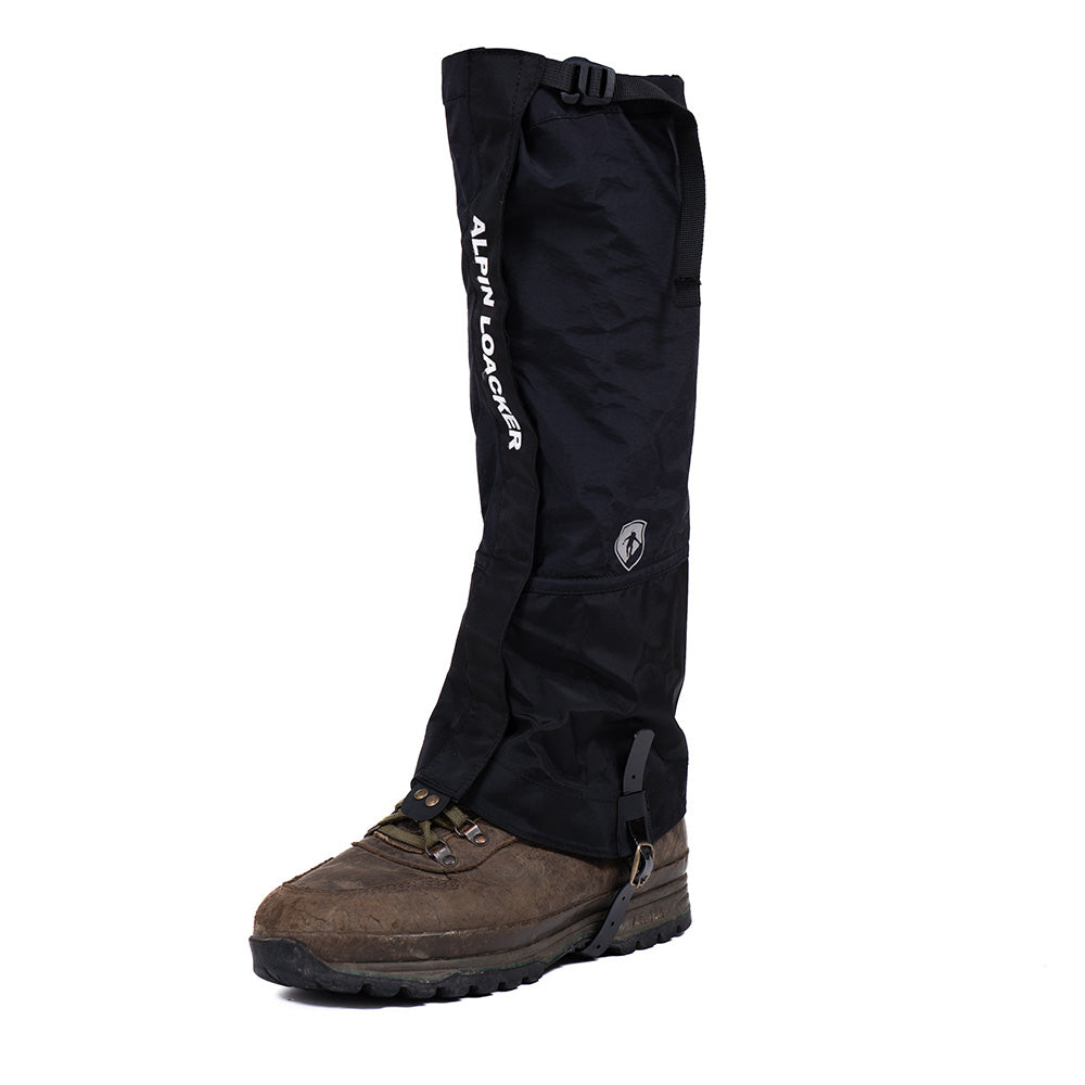 Gamaschen 3 Lagen zum Wandern: Schwarze Alpin Loacker Gamasche über einem Wanderschuh, bietet Schutz vor Wasser, Schlamm und Schnee mit stabilem Halt und einfacher Handhabung.